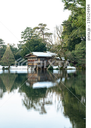 朝の兼六園 霞ヶ池に佇む内橋亭と雪景色 朝の兼六園 霞ヶ池に佇む内橋亭と雪景色 139124994