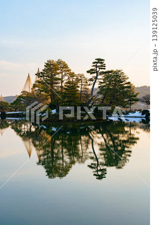 朝の兼六園 蓬莱島と霞ヶ池の水面 139125039