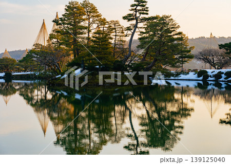 朝の兼六園 蓬莱島と朝日が映る霞ヶ池の水面 朝の兼六園 蓬莱島と朝日が映る霞ヶ池の水面 139125040