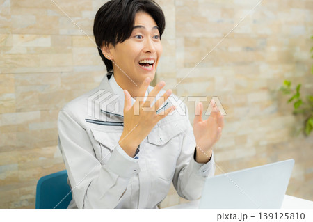 作業着を着たビジネスマン 作業着を着たビジネスマン 139125810