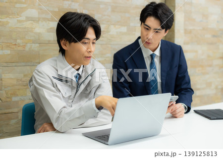 作業着を着たビジネスマン 作業着を着たビジネスマン 139125813