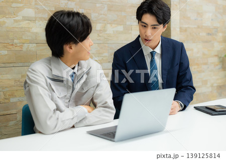 作業着を着たビジネスマン 作業着を着たビジネスマン 139125814