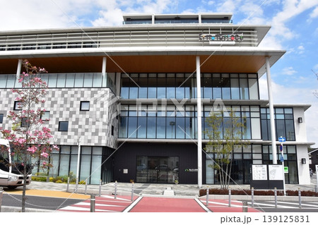 三重県亀山市　亀山駅前のキットテラス（亀山市立図書館）と街並み 139125831