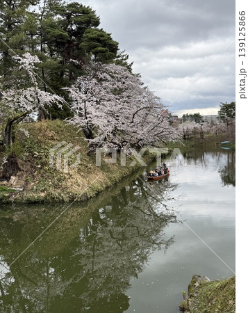 弘前公園のお堀と花見船 139125866