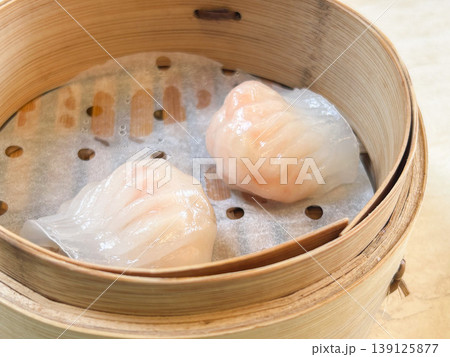 せいろの中の海老入り蒸し餃子(エビ餃子) せいろの中の海老入り蒸し餃子(エビ餃子) 139125877