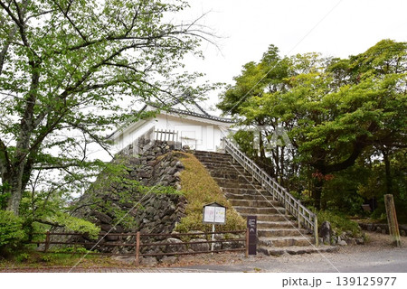 三重県 亀山城跡の多聞櫓と石垣と新緑 三重県 亀山城跡の多聞櫓と石垣と新緑 139125977