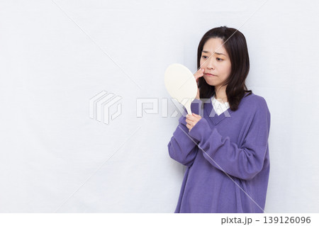 ほうれい線を気にする女性 ほうれい線を気にする女性 139126096