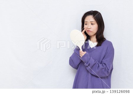 ほうれい線を気にする女性 ほうれい線を気にする女性 139126098