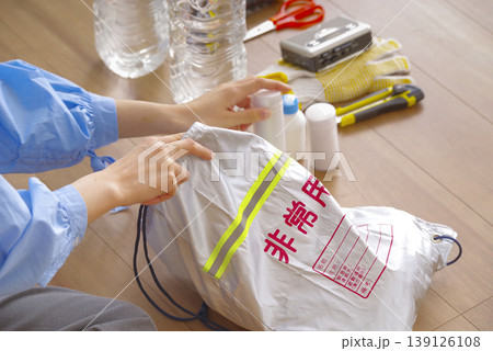 防災用品を準備している女性 139126108