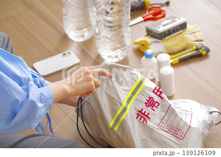 防災用品を準備している女性 139126109