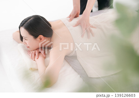 エステで施術を受ける女性 139126603