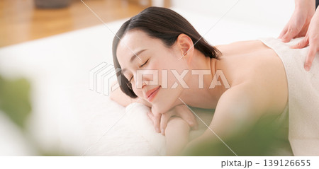 エステで施術を受ける女性（バナー） 139126655