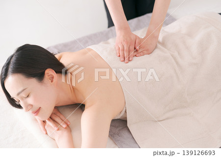 エステで施術を受ける女性 139126693