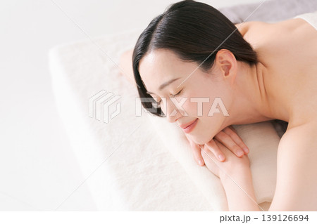 エステで施術を受ける女性 139126694