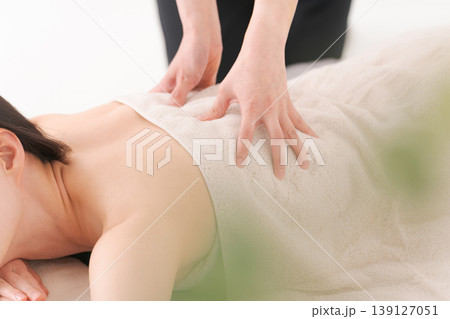 エステで施術を受ける女性 エステで施術を受ける女性 139127051