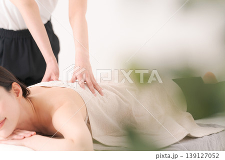 エステで施術を受ける女性 139127052