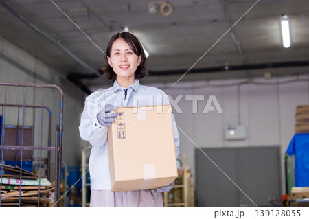 倉庫　段ボールを運ぶ女性 139128055