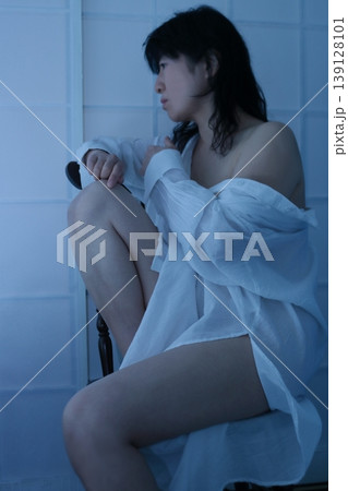 白いシャツを着て椅子に座る女性 白いシャツを着て椅子に座る女性 139128101