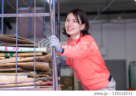 倉庫 ダンボールカートを運ぶ女性 倉庫 ダンボールカートを運ぶ女性 139128231