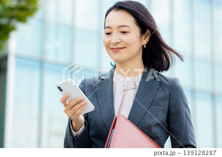 スマホを持つビジネスウーマン 139128287