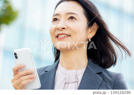 スマホを持つビジネスウーマン 139128290