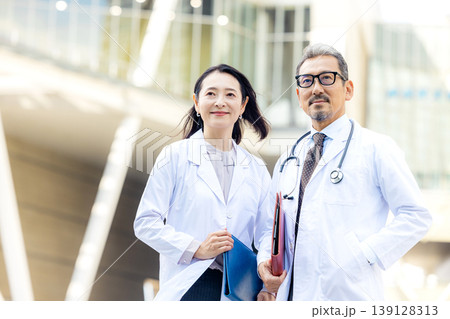 病院で働く医師と看護師 病院で働く医師と看護師 139128313
