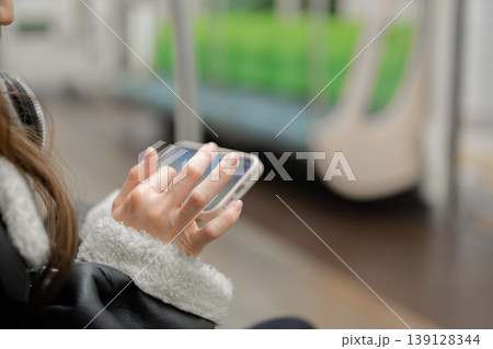電車内でスマートフォンを使う女性 電車内でスマートフォンを使う女性 139128344
