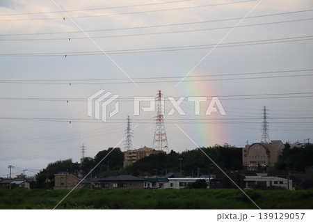 雨上がりに並んだ二重の虹と街並み 雨上がりに並んだ二重の虹と街並み 139129057