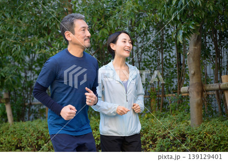 運動する男女 運動する男女 139129401