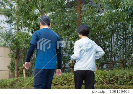 運動する男女 運動する男女 139129402
