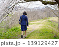 桜の下をうなだれて歩くスーツ姿の女性の後姿 139129427
