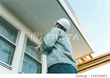 ベランダ下の軒天を点検する業者 ベランダ下の軒天を点検する業者 139129851