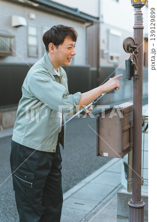 インターホンを鳴らす業者 インターホンを鳴らす業者 139129899