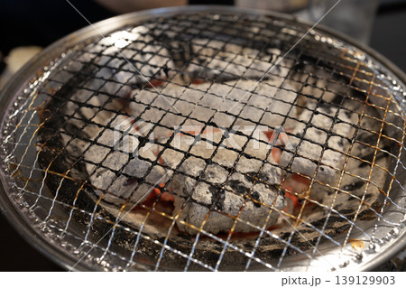 飲食店で燃える炭火と焼き網のアップ 139129903