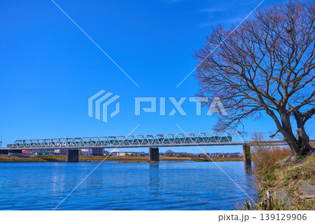 東京都調布市多摩川の河川敷運動場付近から西側の眺望(京王線,多摩川橋梁,富士山,川崎市など) 東京都調布市多摩川の河川敷運動場付近から西側の眺望(京王線,多摩川橋梁,富士山,川崎市など) 139129906