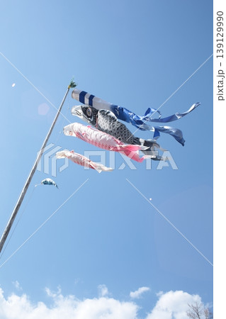 青空を泳ぐ鯉のぼり 青空を泳ぐ鯉のぼり 139129990