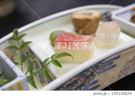 色鮮やかな和食の前菜ゼリー寄せと小鉢 色鮮やかな和食の前菜ゼリー寄せと小鉢 139130024