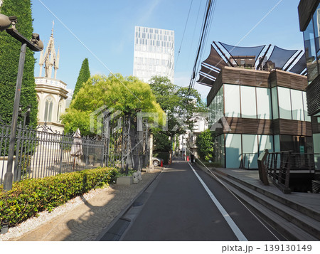 青山の住宅地を通る道路と建物の風景 青山の住宅地を通る道路と建物の風景 139130149