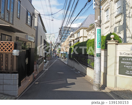 青山の住宅地を通る道路と建物の風景 青山の住宅地を通る道路と建物の風景 139130153