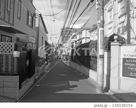 青山の住宅地を通る道路と建物の風景 青山の住宅地を通る道路と建物の風景 139130154