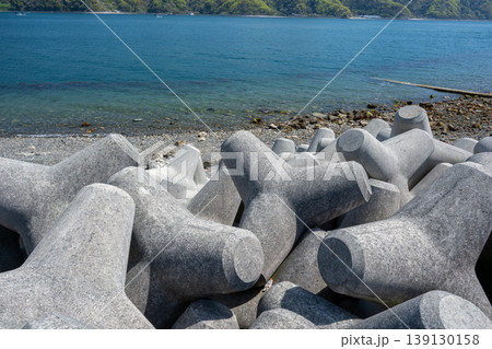 海岸に置かれた波消しブロック 海岸に置かれた波消しブロック 139130158