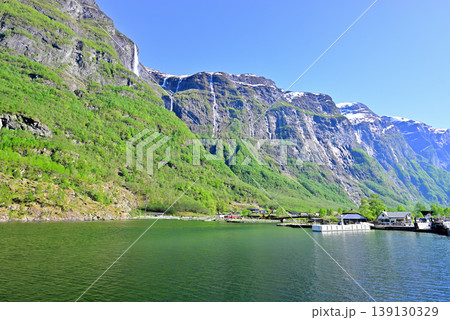 水煙を上げて落下するケルフォッセンと幾筋もの滝が流れ落ちる“グドヴァンゲン” 139130329