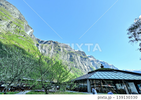 滝が流れ落ちる“グドヴァンゲン”の風景 139130330