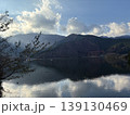湖畔の風景・山並みを照らす光と雲・冬の静かな湖面・神秘的な自然背景・コピースペース 139130469