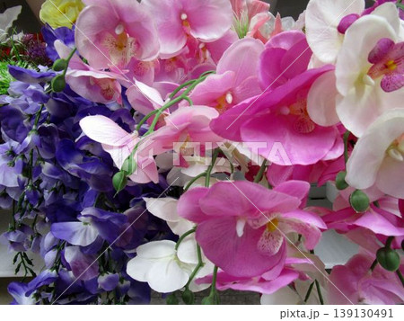 カラフルな造花の花束 カラフルな造花の花束 139130491