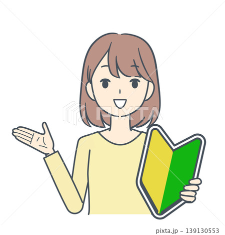 初心者マークを見せて話す黄色い服を着た若い女性のイラスト 上半身 初心者マークを見せて話す黄色い服を着た若い女性のイラスト 上半身 139130553