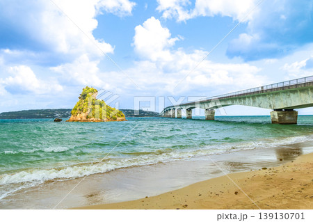 沖縄 古宇利大橋南詰展望所からのカエル島と古宇利大橋の風景 沖縄 古宇利大橋南詰展望所からのカエル島と古宇利大橋の風景 139130701