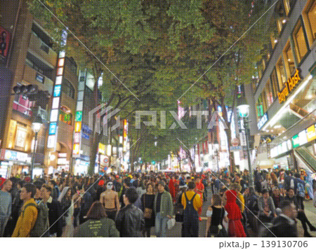 渋谷の繁華街で大勢の人が集まる夜のイベント風景。カラーハーフトーン。 渋谷の繁華街で大勢の人が集まる夜のイベント風景。カラーハーフトーン。 139130706