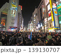 渋谷の繁華街で大勢の人が集まる夜のイベント風景。カラーハーフトーン。 139130707