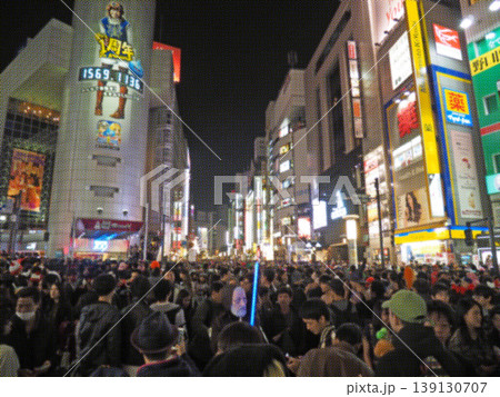 渋谷の繁華街で大勢の人が集まる夜のイベント風景。カラーハーフトーン。 渋谷の繁華街で大勢の人が集まる夜のイベント風景。カラーハーフトーン。 139130707